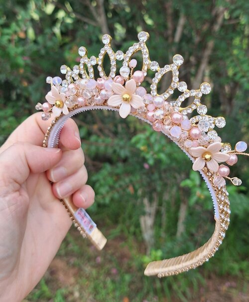 Tiara/arco de strass trabalhado em perolas, cristais, flores e co