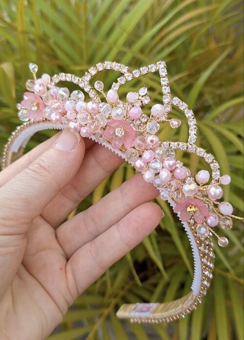 Tiara/arco de strass trabalhado em perolas, cristais, flores e coroa de princesa