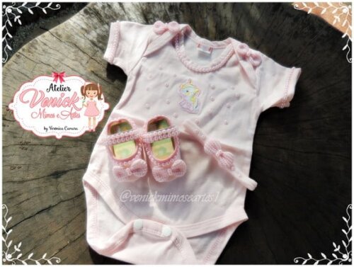 Kit (3 pçs) de Body, sapatinho e faixa de pérola Tam P