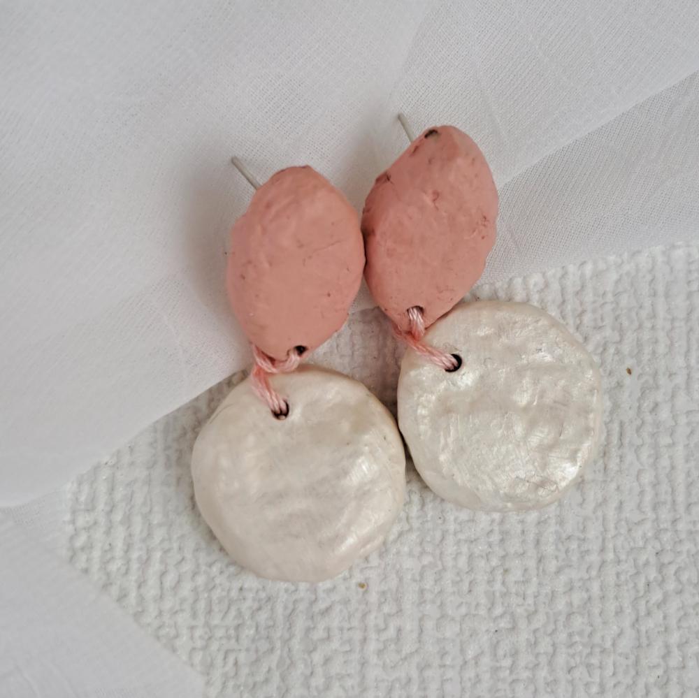 Conjunto de Brincos e colar de papel machê com estilo