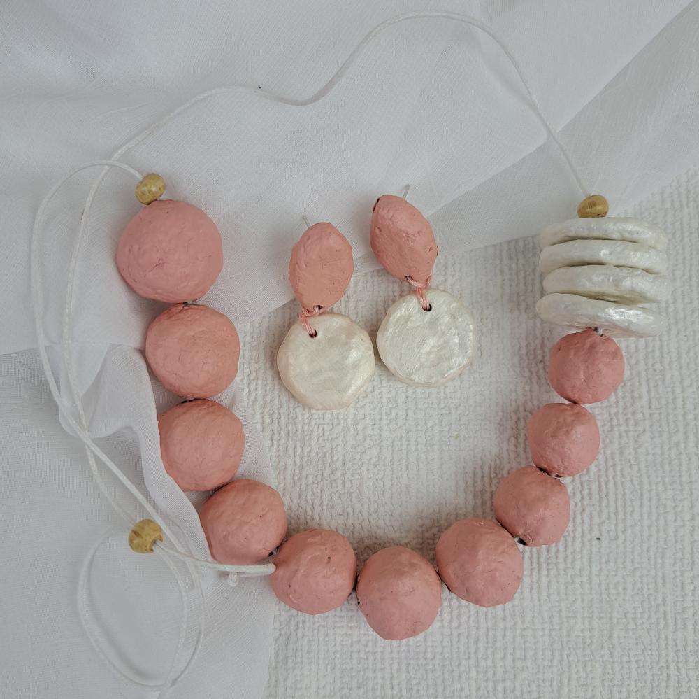 Conjunto de Brincos e colar de papel machê com estilo