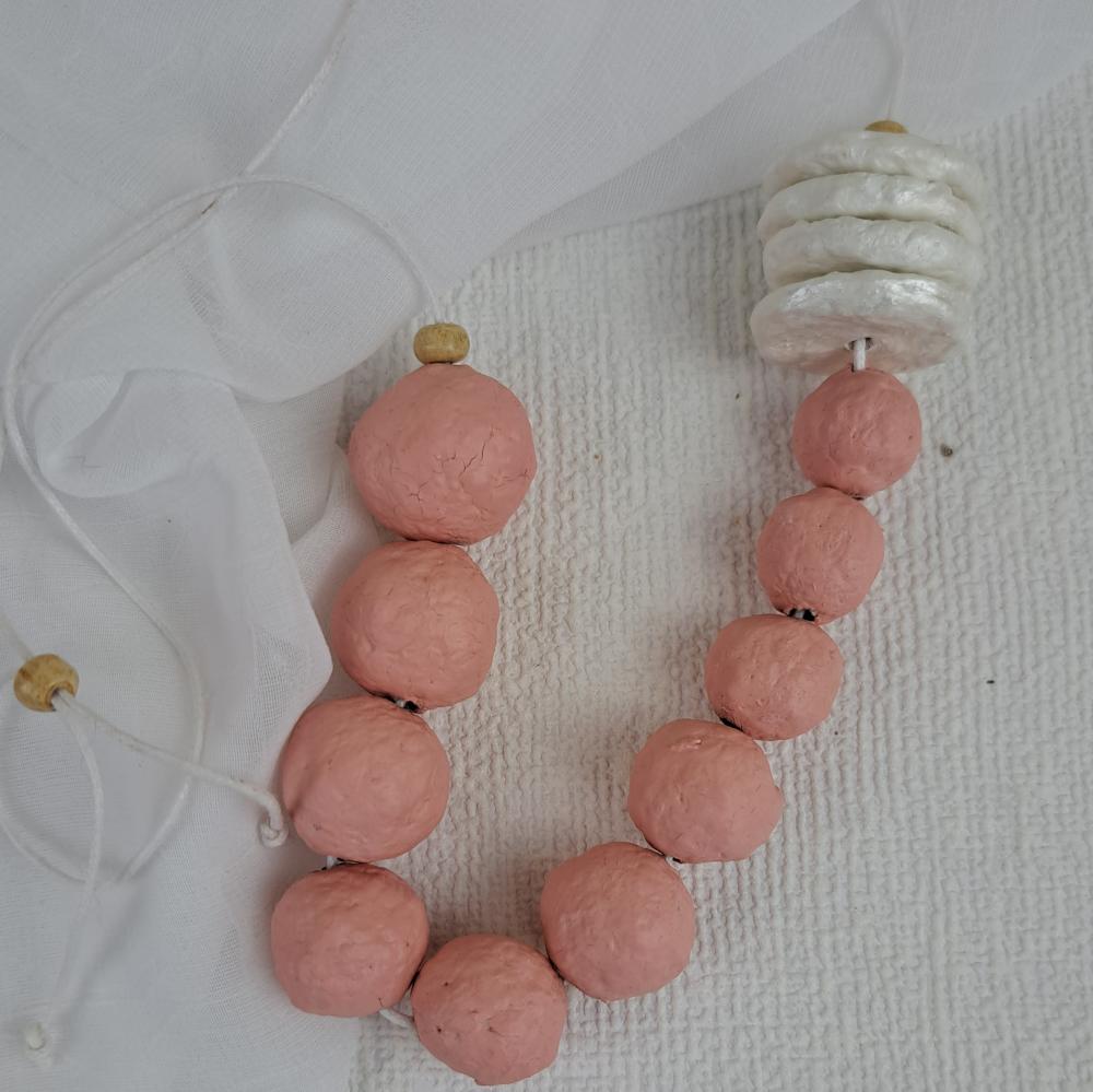 Conjunto de Brincos e colar de papel machê com estilo