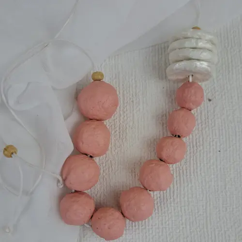 Conjunto de Brincos e colar de papel machê com estilo