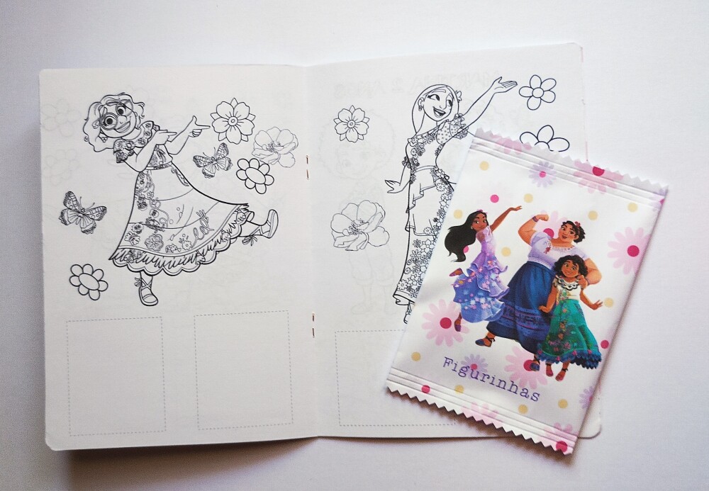 Álbum de Figurinhas com Desenhos para Colorir Encanto