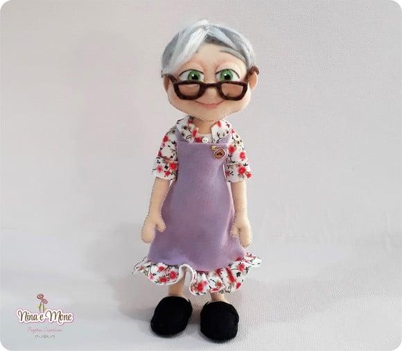 Boneca Ellie Idosa de Feltro - Tema Up Altas Aventuras