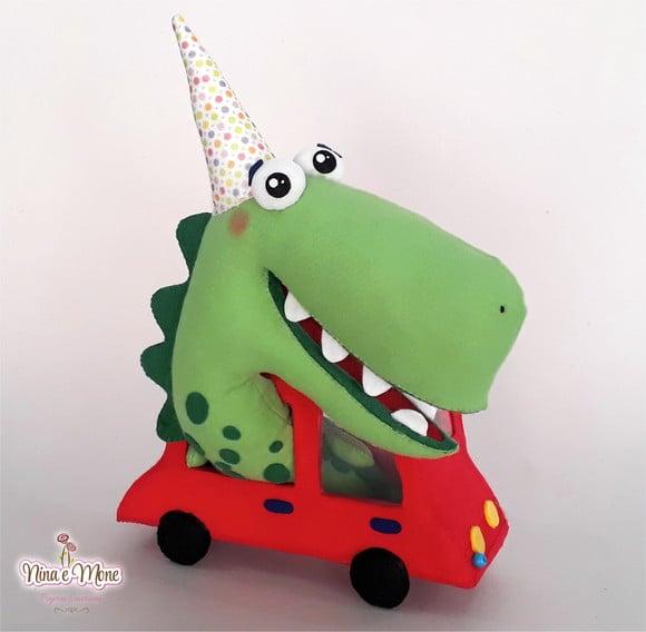 Dinossauro em Carro 3d de Feltro