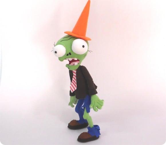 Zumbi de Feltro com Cone na Cabeça