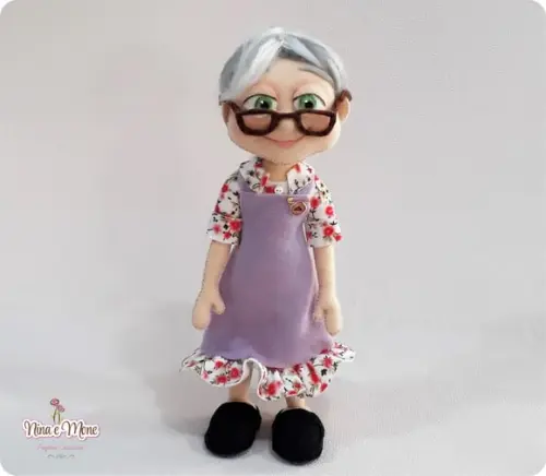 Boneca Ellie Idosa de Feltro - Tema Up Altas Aventuras