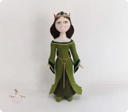 Boneca Rainha Elinor de Feltro