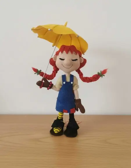 Boneca Pippi Meialonga com Sombrinha de Feltro