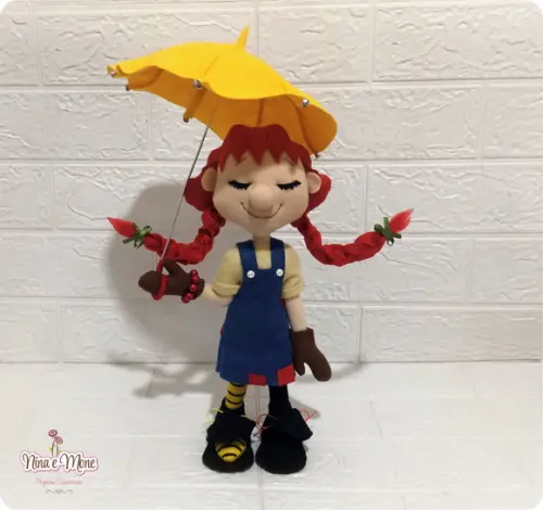 Boneca Pippi Meialonga com Sombrinha de Feltro