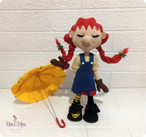 Boneca Pippi Meialonga com Sombrinha de Feltro