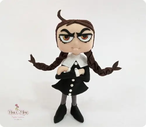 Boneca Vandinha Addams de Feltro