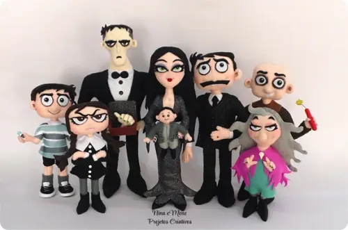 Kit 2 Bonecos Familia Addams de Feltro