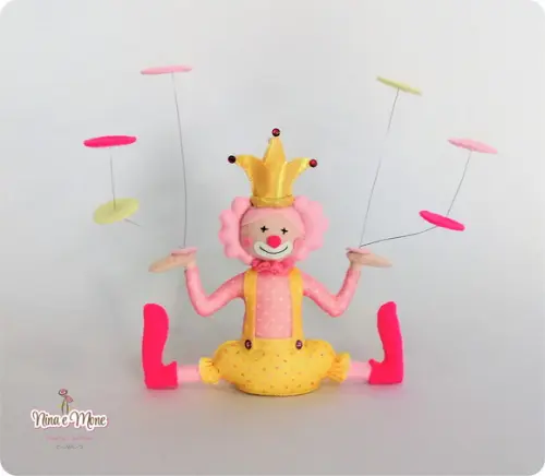 Palhacinha Equilibrando Pratos de Feltro