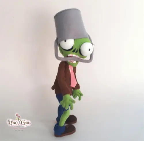 Zumbi de Feltro com Lata na Cabeça