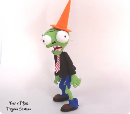 Zumbi de Feltro com Cone na Cabeça