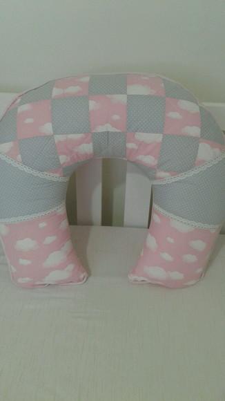 Almofada de Amamentação Cinza com Rosa Nuvens