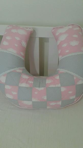 Almofada de Amamentação Cinza com Rosa Nuvens