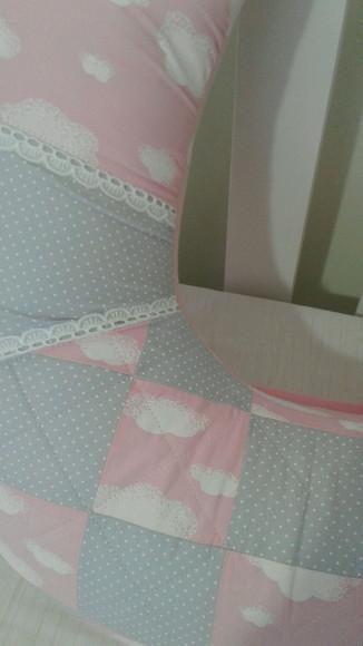 Almofada de Amamentação Cinza com Rosa Nuvens