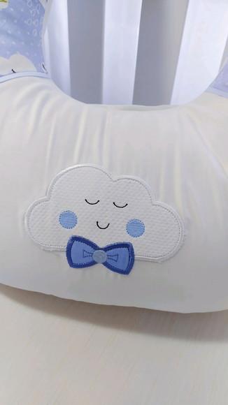 Almofada de Amamentação Nuvens Azul Bordada