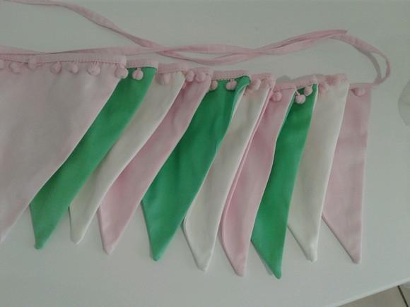 Bandeirolas de tecido para mini cama com pom pom