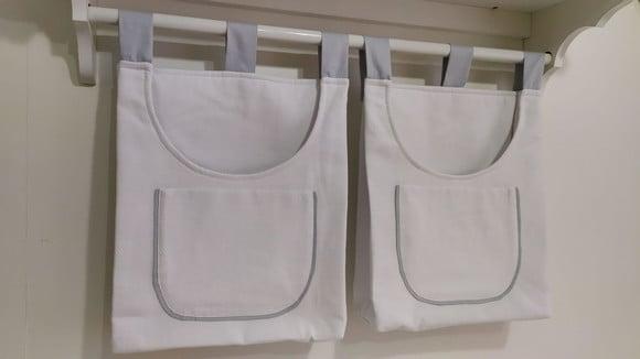 Bolsões Porta Fraldas em Piquet Branco com Bolsinhos