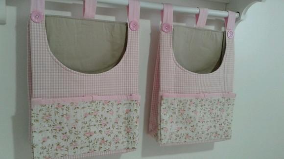 Bolsões porta fraldas com duas peças floral rosa e bege