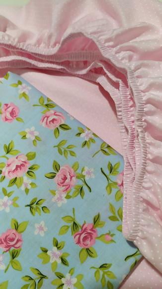 Jogo de lençol poa rosa e floral para mini cama 2 pçs