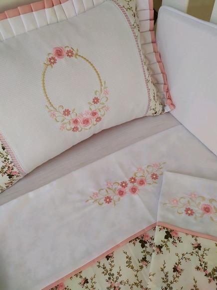 kit mini berço bordado em rose e branco com 7 peças