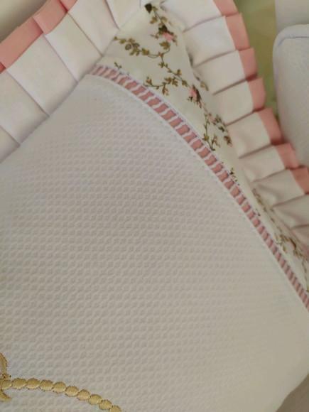 kit mini berço bordado em rose e branco com 7 peças