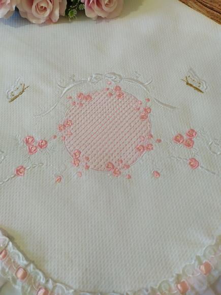 Manta de Piquet Bordada Floral e Borboletas