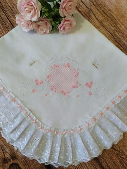 Manta de Piquet Bordada Floral e Borboletas