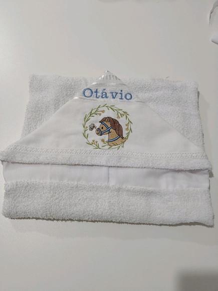 Toalha de Banho Forrada com Capuz Bordada