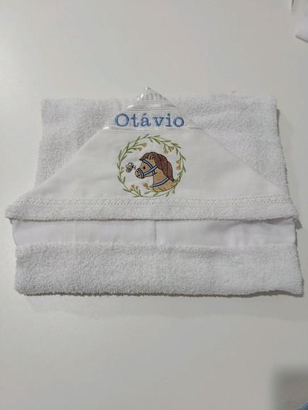 Toalha de Banho Forrada com Capuz Bordada