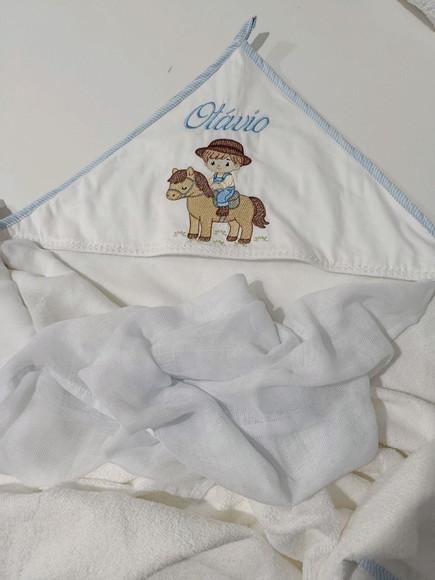 Toalha de Banho Forrada com Capuz Bordada
