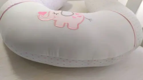 Almofada de Amamentação Bordada Chuva de Amor