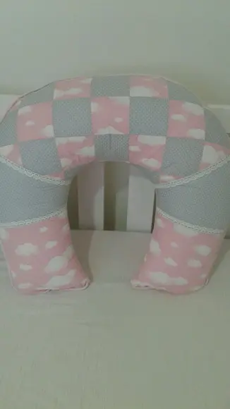 Almofada de Amamentação Cinza com Rosa Nuvens