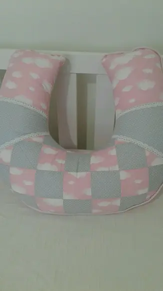 Almofada de Amamentação Cinza com Rosa Nuvens