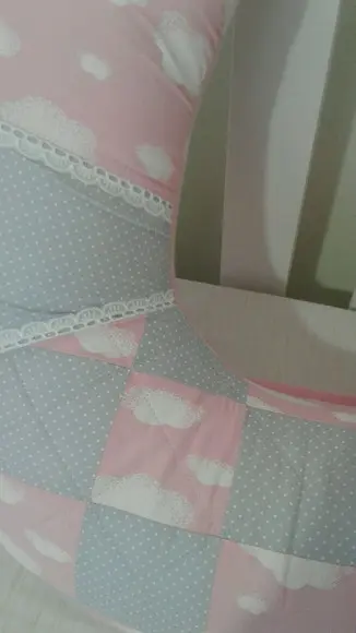 Almofada de Amamentação Cinza com Rosa Nuvens