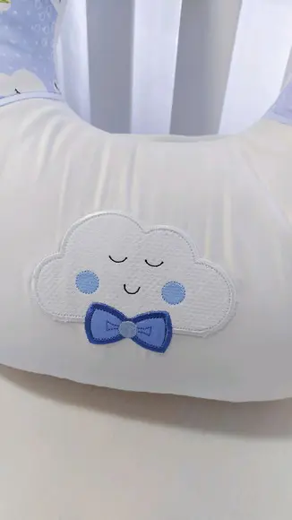 Almofada de Amamentação Nuvens Azul Bordada