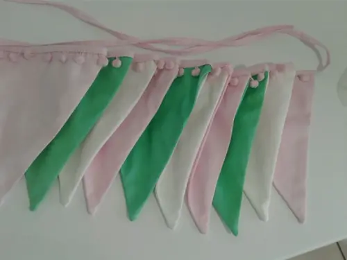 Bandeirolas de tecido para mini cama com pom pom