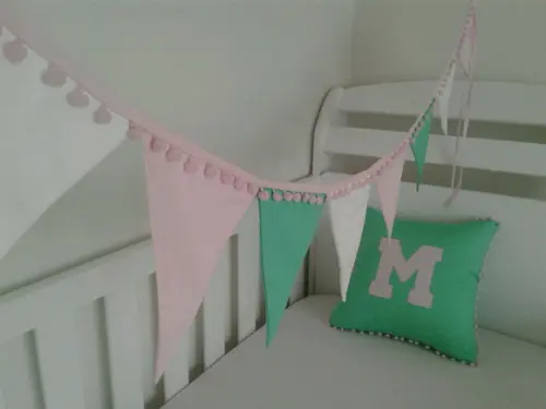 Bandeirolas de tecido para mini cama com pom pom