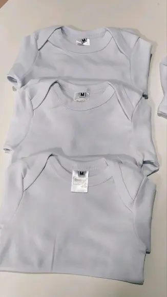 Body de bebê manga longa liso em malha 100% algodão