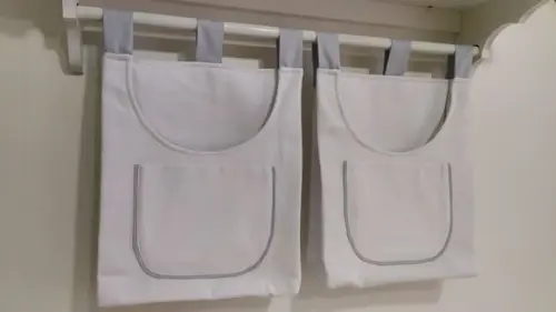 Bolsões Porta Fraldas em Piquet Branco com Bolsinhos
