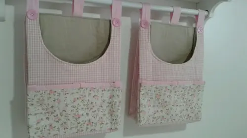 Bolsões porta fraldas com duas peças floral rosa e bege