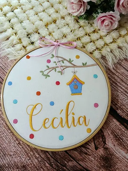 Enfeite Porta Maternidade Bordado Bastidor Casinha no Galho