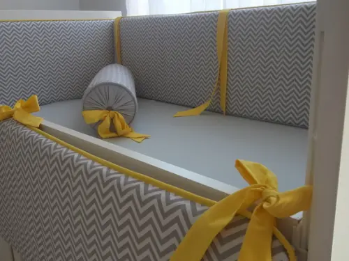 kit de berço chevron e amarelo