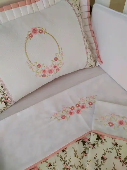 kit mini berço bordado em rose e branco com 7 peças