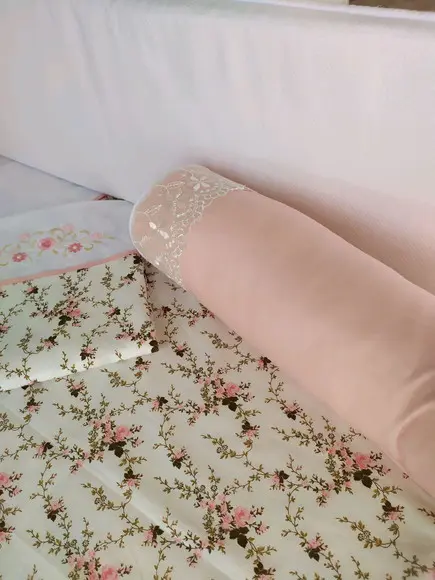 kit mini berço bordado em rose e branco com 7 peças